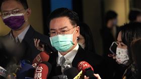 尼加拉瓜斷交後首次發聲  吳釗燮：外交部已盡力尼加拉瓜9日宣布與台斷交。外交部長吳釗燮（中）14日出席台美日三邊印太安全對話受訪指出，尼加拉瓜選舉期間，可能挑戰總統權威的人紛紛入獄，引起民主陣營制裁，尼加拉瓜總統因此找上中國及俄羅斯。外交部人員為捍衛邦交已經盡了最大努力。中央社記者徐肇昌攝  110年12月14日