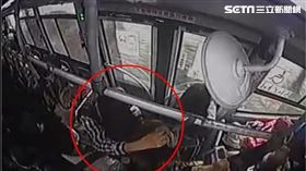 台北市楊男專挑人潮眾多的公車行竊。（圖／翻攝畫面）