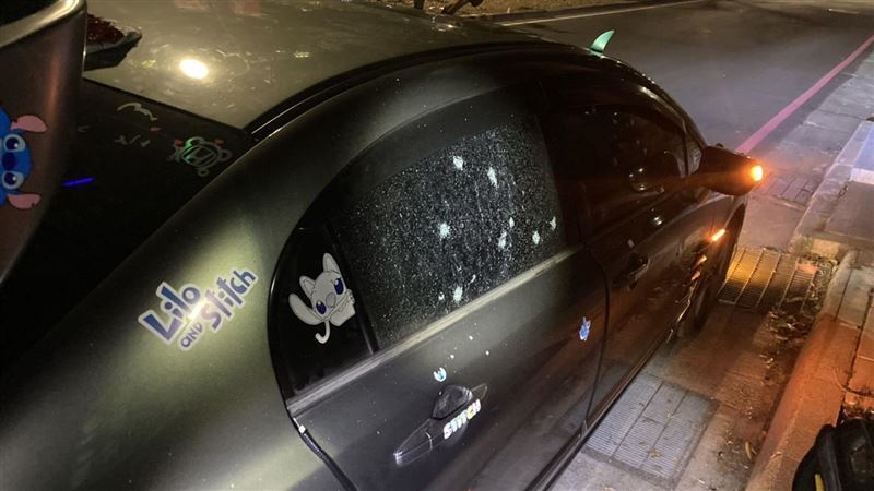 新竹男買菜閃插隊車　下秒愛車變蜂窩