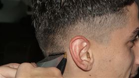 理髮師，幫男童理髮，圖／PIXABAY