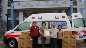 台東縣民李清亮捐贈救護車（1）台東縣民李清亮（右2）捐贈一輛救護車給台東縣消防局，14日舉辦捐贈儀式，由縣長饒慶鈴（左2）頒贈感謝狀。（台東縣政府提供）中央社記者李先鳳傳真  110年12月14日