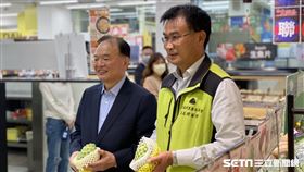 全聯董事長林敏雄與農委會主委陳吉仲共同宣傳台灣優質鳳梨釋迦。（圖／記者馮珮汶攝）