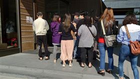  台灣金聯平價住宅專案銷售活動，除了提供網路賞屋外，預約現場實地賞屋人潮也絡繹不絕。（圖／台灣金聯公司提供）