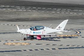 挑戰獨駕飛機繞地球19歲少女抵台灣