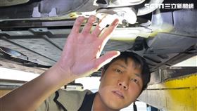 李育騰查看工字樑螺絲並未被轉動過。（圖／許男提供）