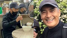 網友捕獲野生周潤發現身飯館。（圖／翻攝自娛樂觀察站微博）