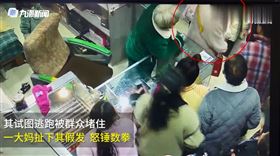 「絲襪假髮」扮女裝！噁男闖澡堂偷拍　大媽氣炸包圍怒毆。九派