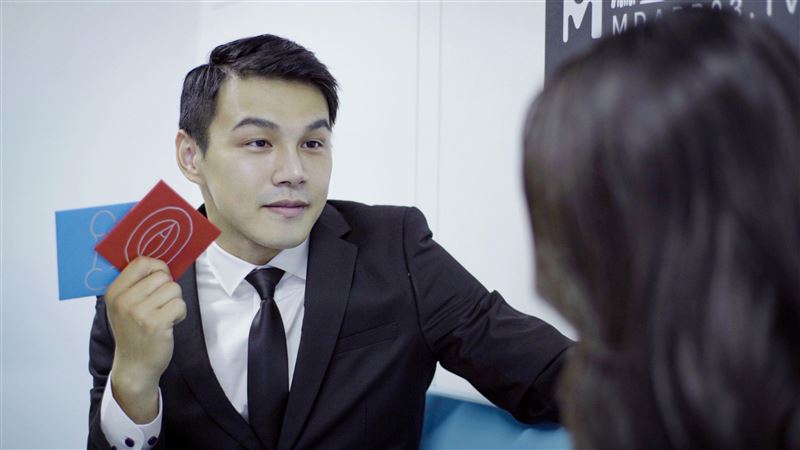 暗黑版《魷魚》神還原　他拿凶器超狂