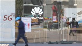 華為推高階新機 意在宣示不退出市場華為近日宣布推出搭載麒麟晶片的新款高階智慧手機。陸媒分析華為此舉意在宣示不會退出手機市場。圖為位在北京的華為實體門市。（中新社提供）中央社  110年2月24日