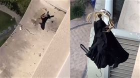 大閘蟹夾衣服。（圖／翻攝自微博）