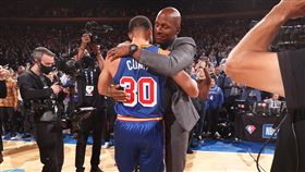▲柯瑞（Stephen Curry）破紀錄後和艾倫（Ray Allen）擁抱。（圖／翻攝自NBA History推特）