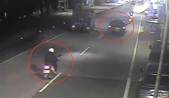 3煞持槍搶超商　勇警猛追搶匪畫面曝