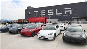 特斯拉在中國當紅之際　遭新華社發文批評中國官媒新華社4日發文批評特斯拉（Tesla）在中國召回存在安全風險的車輛後，卻把責任甩鍋給中國監管部門施壓、中國車主濫用。圖為10月16日，特斯拉上海超級工廠生產的新車，準備出口歐洲市場。（中新社提供）中央社　109年11月4日