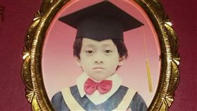 陳漢典童年照撇割雙眼皮！「憂鬱眼神」網笑翻（圖／翻攝自陳漢典臉書）