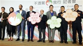 交通部：小心無自覺酒駕觸法交通部道安會與酒與社會責任促進會15日舉行「酒駕零容忍」宣導記者會，提醒不少人誤以為酒後睡一覺開車就沒事，這是錯誤觀念，因酒精在每個人體內殘留時間不同，小心無自覺酒駕，不但上路不安全，還會觸法。中央社記者汪淑芬攝  110年12月15日