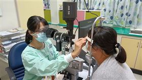 林暄婕醫師提醒，飛蚊症是玻璃體退化的警訊。（圖／新竹台大分院提供）