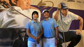 網友建議有聽到  潘政琮改捐消防衣旅美高球好手潘政琮原（右）先規劃利用苗栗縣政府提供百萬獎金，捐贈救護車，他15日說，有網友建議救護車已經太多，與妻子林盈君（左）決定改捐保護消防員的衣著。中央社記者黃巧雯攝  110年12月15日