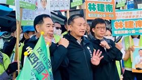 ▲王定宇、阮昭雄、何博文、趙天麟等人15日在全國路口催票。（圖／湧言會提供）