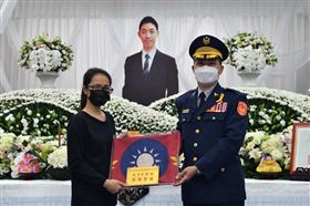 女駕駛鬼切進加油站　值勤警追撞慘死(圖/翻攝畫面)