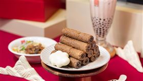 ▲「春水堂獨門珍珠奶茶蛋捲」每一口都吃得到紅茶、奶香，以及神秘的Q軟黑珍珠！（圖／業者提供）