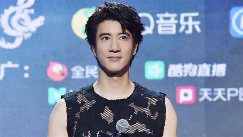 王力宏昔摟愛妻全家福　遭疑是合成照