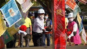 打造大鮪魚海洋樂園  東港共融遊戲場動工屏東縣政府15日在東港鎮兒童公園舉行身障與高齡者共融式遊戲場動土典禮，縣長潘孟安（中）表示，將盡快在明年兒童節前完工。（屏東縣政府提供）中央社記者郭芷瑄傳真  110年12月15日