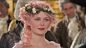 瑪麗王后一生揮霍無度。（圖／翻攝自IMDB）