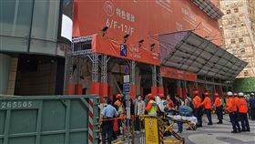 香港世貿中心失火  10多人不適送醫香港商業地標之一的銅鑼灣世貿中心15日失火，雖然火勢不大，但超過千人需要緊急疏散，另有至少14人不適送院治療，圖為大批消防及救護人員前來救援。中央社記者張謙香港攝  110年12月15日