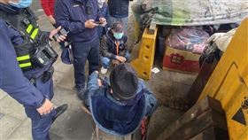 台北市一名街友住在市民大道橋下18年 民眾提供