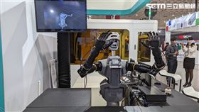 「疫」鳴驚人！賴清德合影機械手臂　工研院大秀智慧機器人（圖／記者戴玉翔攝影）