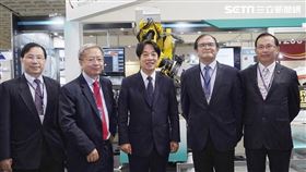 「疫」鳴驚人！賴清德合影機械手臂　工研院大秀智慧機器人（圖／工研院提供）