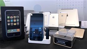 2007年誕生的第一代iPhone智慧型手機，改變人們對於手機的期待。（圖／品牌提供）