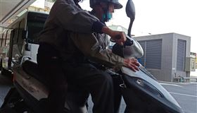 騎車,機車,兒子,爸爸,看病,醫院,前座,90歲（圖／翻攝自爆料公社）