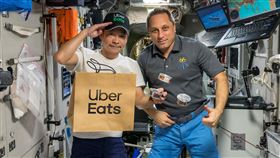 Uber Eats助日本企業家前澤友作將即食罐頭外送到國際太空站。（圖／Uber Eats提供）