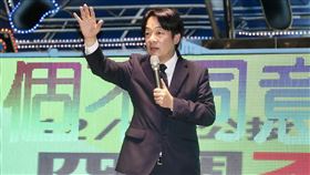 公投在即  賴清德出席說明會宣講（1）距離4大公投投票日僅剩3天，各陣營全力衝刺宣講為公投催票，副總統賴清德（圖）15日晚間在台北出席由民進黨台北市議員王世堅舉辦的公投說明會，籲請民眾18日務必投下4個不同意。中央社記者張皓安攝  110年12月15日