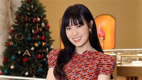 孫盛希搭配BVLGARI Serpenti 象牙蛋白石色小牛皮珠寶盒包。（圖／品牌提供）