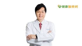 王正坤醫師表示，疫情之下，口罩不得離身，此時若出了肌膚問題，最重要的仍是洽詢皮膚科醫師門診，由醫師診斷並挑選合適療程。