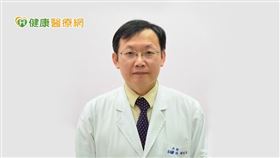 周醫師舉門診個案說明，曾有位害怕治療而遲遲未求醫的晚期患者，直到腫瘤已經侵犯到乳房皮膚，導致滲液出血才就診，經確定乳癌型態為荷爾蒙受體陽性/HER2+受體陰性後，便採用CDK4/6抑制劑的處方。