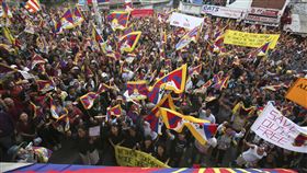 流亡藏人團體表示，仍有逾1800名西藏政治犯遭關押在中國。（示意圖／美聯社／達志影像）