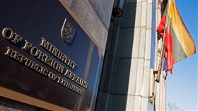 立陶宛外交部16日表示，中國單方面外交降級，並強力要求立陶宛駐中大使館改名以及駐中人員重新申請證件，相關作為違背維也納外交關係公約。（圖／翻攝自立陶宛外交部網頁mfa.lt）
