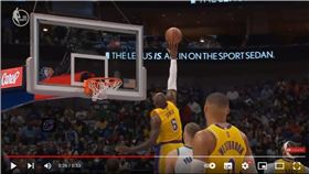 ▲詹姆斯（LeBron James）跳超高搧火鍋。（圖／翻攝自Chaz NBA YT）