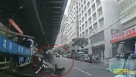 車門,翻滾,機車,板橋,翻攝臉書八卦村-行車紀錄器影片上傳中心