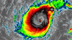 雷伊颱風快速增強，民間氣象粉專表示，成為『五級超級颱風』。（圖／翻攝自「台灣颱風論壇｜天氣特急」）