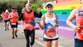 ▲新北市鐵道馬拉松接力賽的「接力環」，參考早期台鐵路牌環設計，讓追友們愛不釋手！（圖／新北市政府提供）