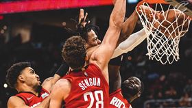 ▲騎士後衛歐科羅（Isaac Okoro）顏扣3位火箭球員。（圖／翻攝自騎士推特）