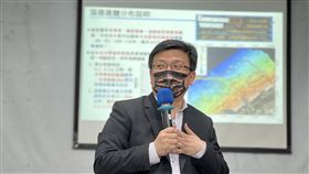 曾文生針對三接興建與否發表演說經濟部次長曾文生16日表示，燃氣機組具有快速起停特性，能與再生能源搭配，並具有橋接功能；若三接如期興建，不僅補足北部電力缺口，還能與中南部的接收站互為備援，維持供電穩定、減碳減空污。中央社記者梁珮綺攝  110年10月16日