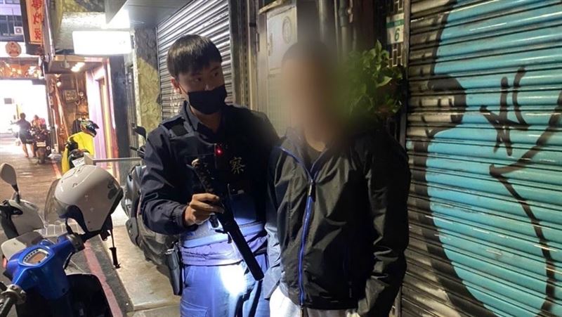 男騎車不戴口罩　車廂掉出尺二武士刀