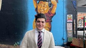 澳洲學生巴夫魯2年前聲援「反送中」而被毆打，他成功集結香港人在澳洲組成抗中政黨。（圖／翻攝自facebook.com/DrewPavlouAU）
