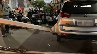 大貨車突滑出長條物　臨停車秒被戳爆