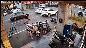 苗栗縣竹南真如路，流浪貓遭休旅車路殺輾斃，竹南國中男學生，騎單車折返，捧貓移到路邊，網友大讚善心溫暖 (圖/翻攝畫面)